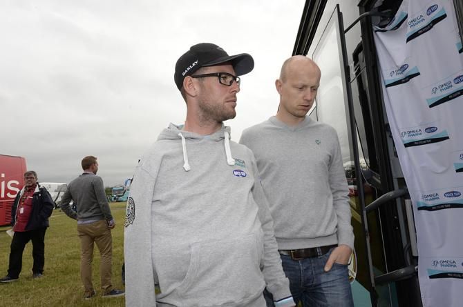 Mark Cavendish with his arm in a sling.
