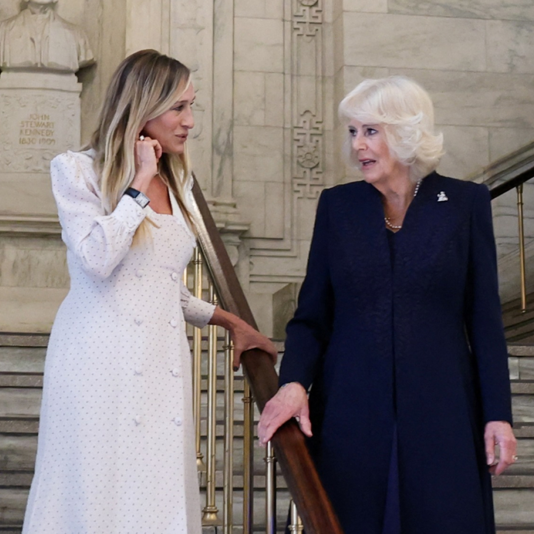 Queen Camilla talking to Sarah Jessica Parker on a staircase