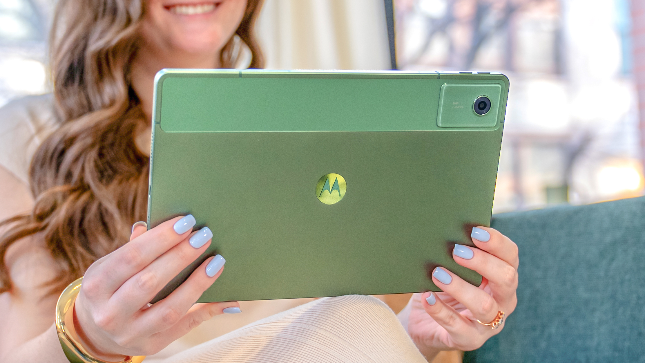 زنی که Moto Pad را در دست دارد (2026).