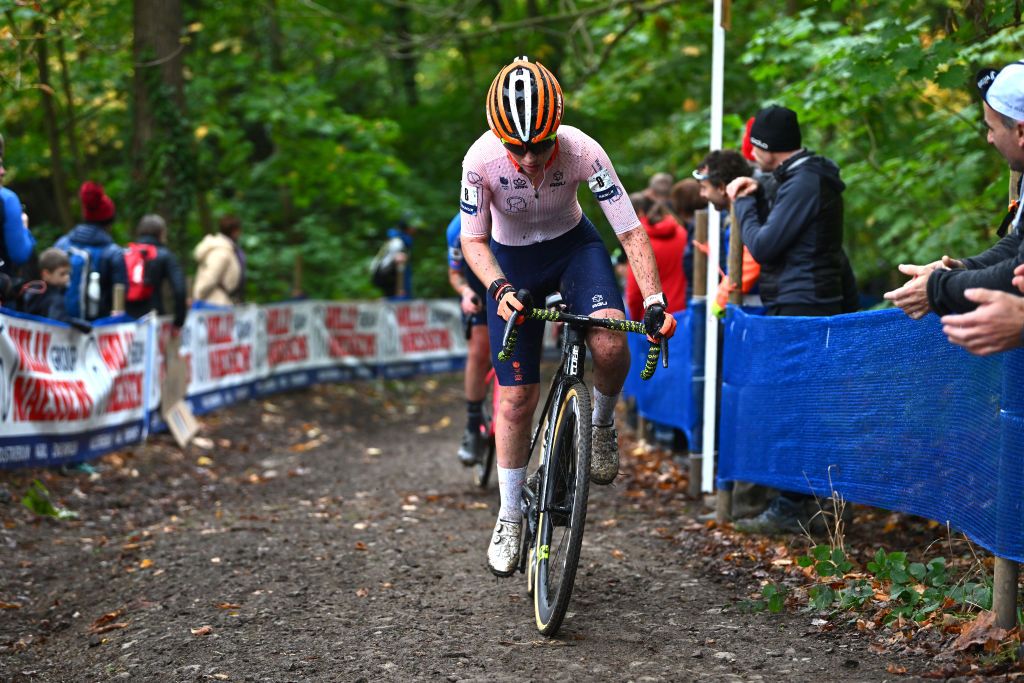 NAMUR BELGIUM NOVEMBER 05 Lauren Molengraaf of The Netherlands competes during the 20th UEC European Cyclocross Championships 2022 Womens Junior EuroCross22 on November 05 2022 in Namur Belgium Photo by Luc ClaessenGetty Images