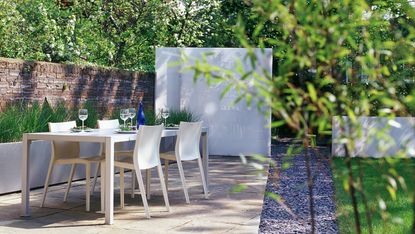 garden screening ideas: modern screen and seating area