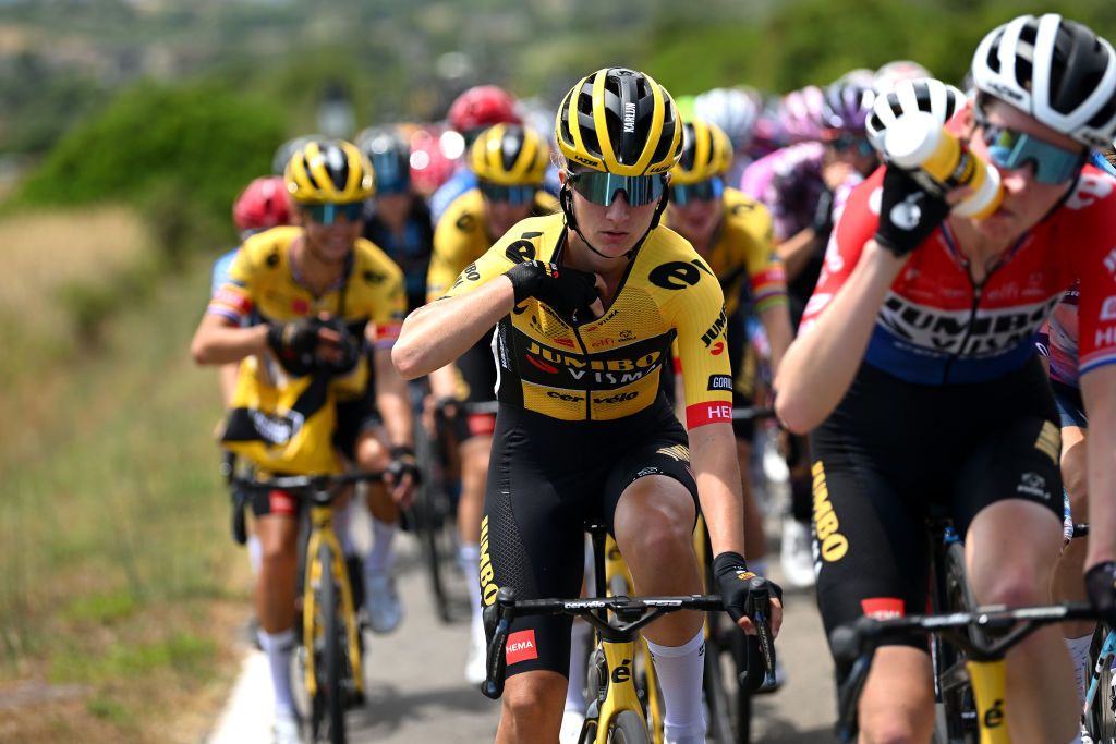 Jumbo Visma assembled near the front of the peloton at the Giro d&#039;Italia Donne 2022