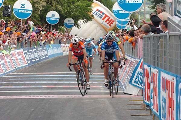 Paolo Savoldelli (r) finished strongly in Saltara at the end of a tough day