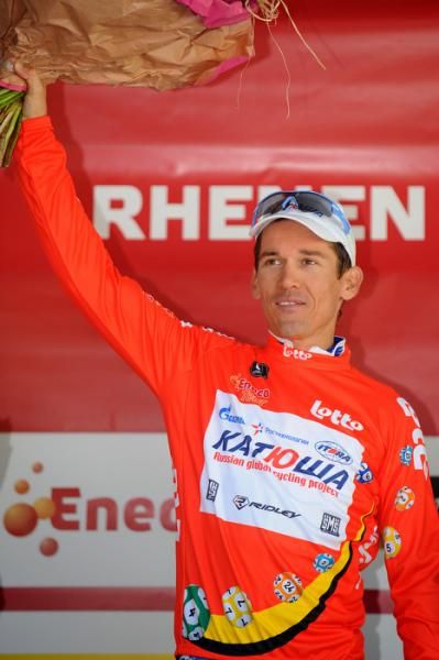 Robbie McEwen (Katusha) leads the sprint classification.