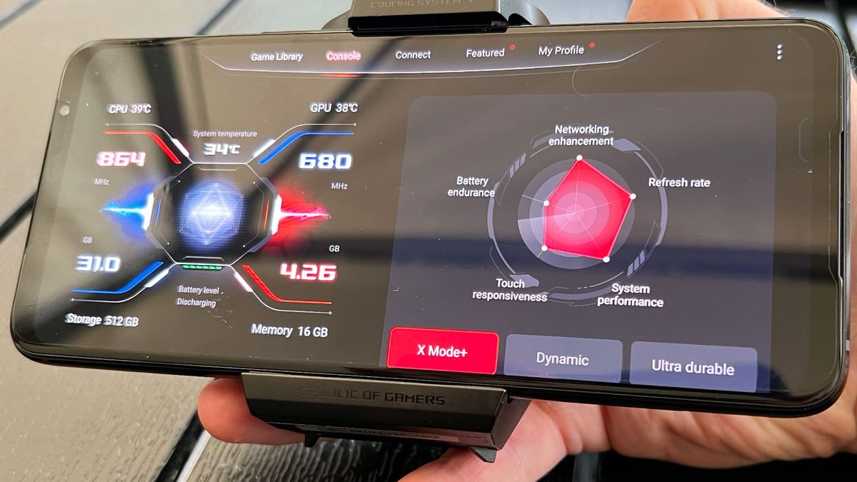 Asus Rog phone 7 och Aerocooler 7 p&aring; svart bord
