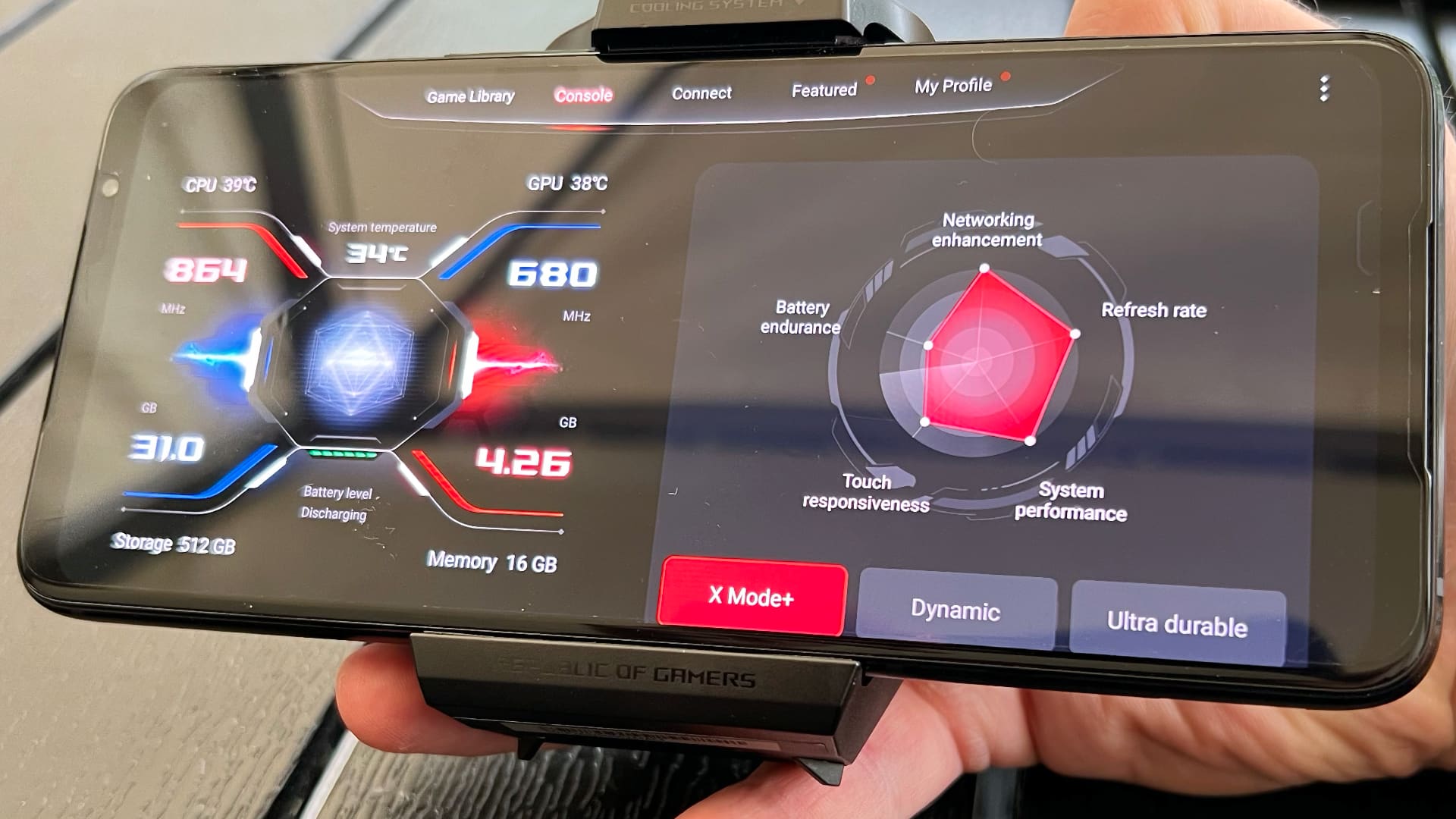 Asus Rog phone 7 och Aerocooler 7 på svart bord