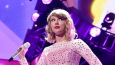 Taylor Swift tops Canadian iTunes charts &mdash; with 8 seconds of static