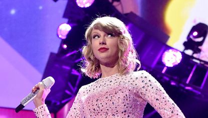 Taylor Swift tops Canadian iTunes charts &mdash; with 8 seconds of static