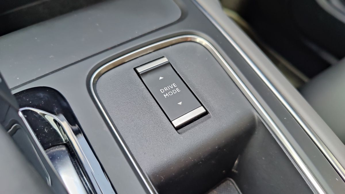 Close up of Drive Mode switch in Citro&euml;n C5 AirCross
