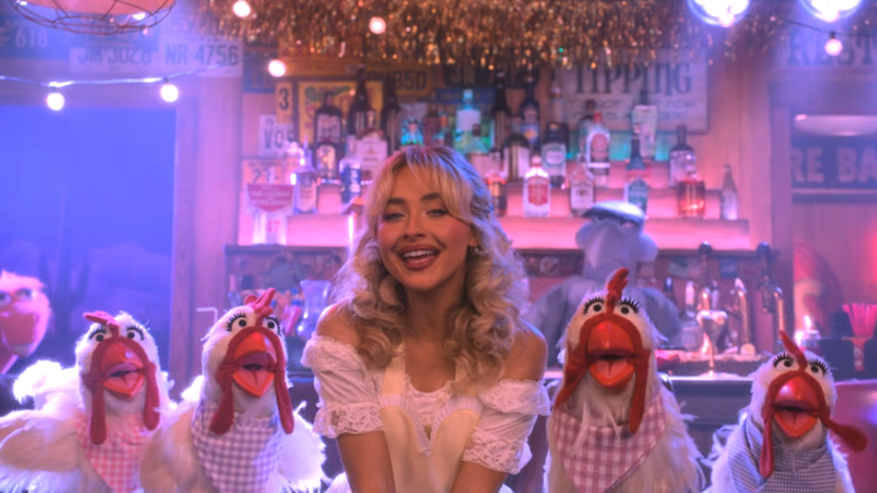 द मपेट शो (२०२६) मध्ये मॅनचाइल्ड गाणारी सबरीना कारपेंटर