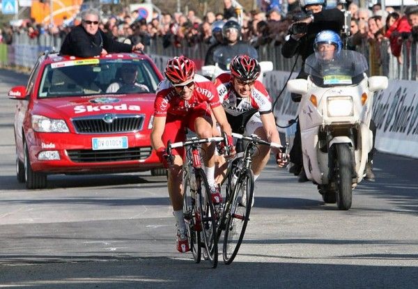 Julien El Far&egrave;s (Cofidis) begins his sprint against breakaway companion Vladimir Duma (Ceramica Flaminia-Bossini Docce).