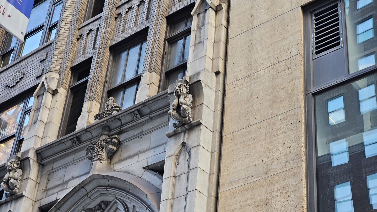 Samsung Galaxy S23 photo sample gargoyle