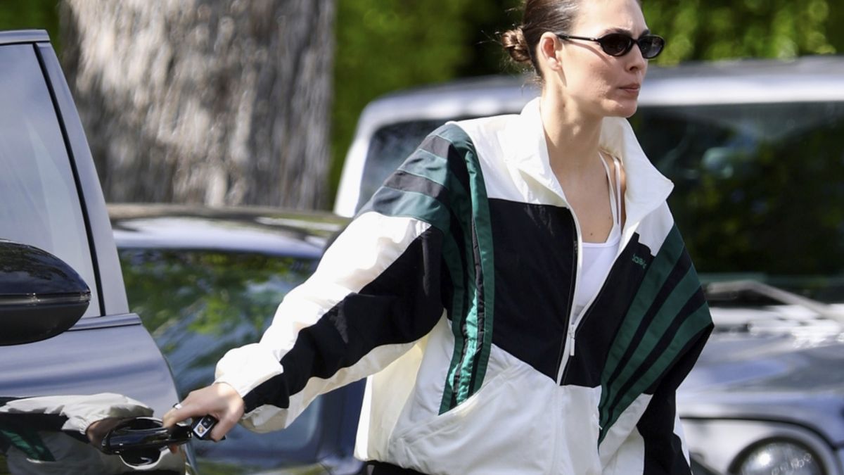 If You're Going to Wear White Sneakers, Pair Them With This Non-Basic Legging Trend to Look Chic