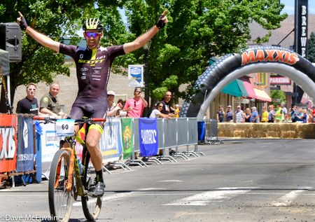 Geoff Kabush (Scott 3Rox Racing) rides in alone to take the win at Carson CityXC