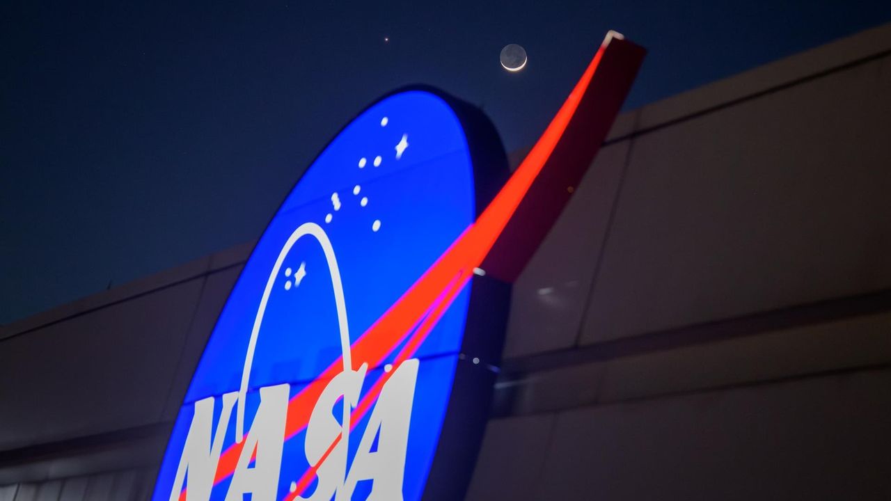 Celestial Embrace: Venus and the Crescent Moon Light Up the Evening Sky