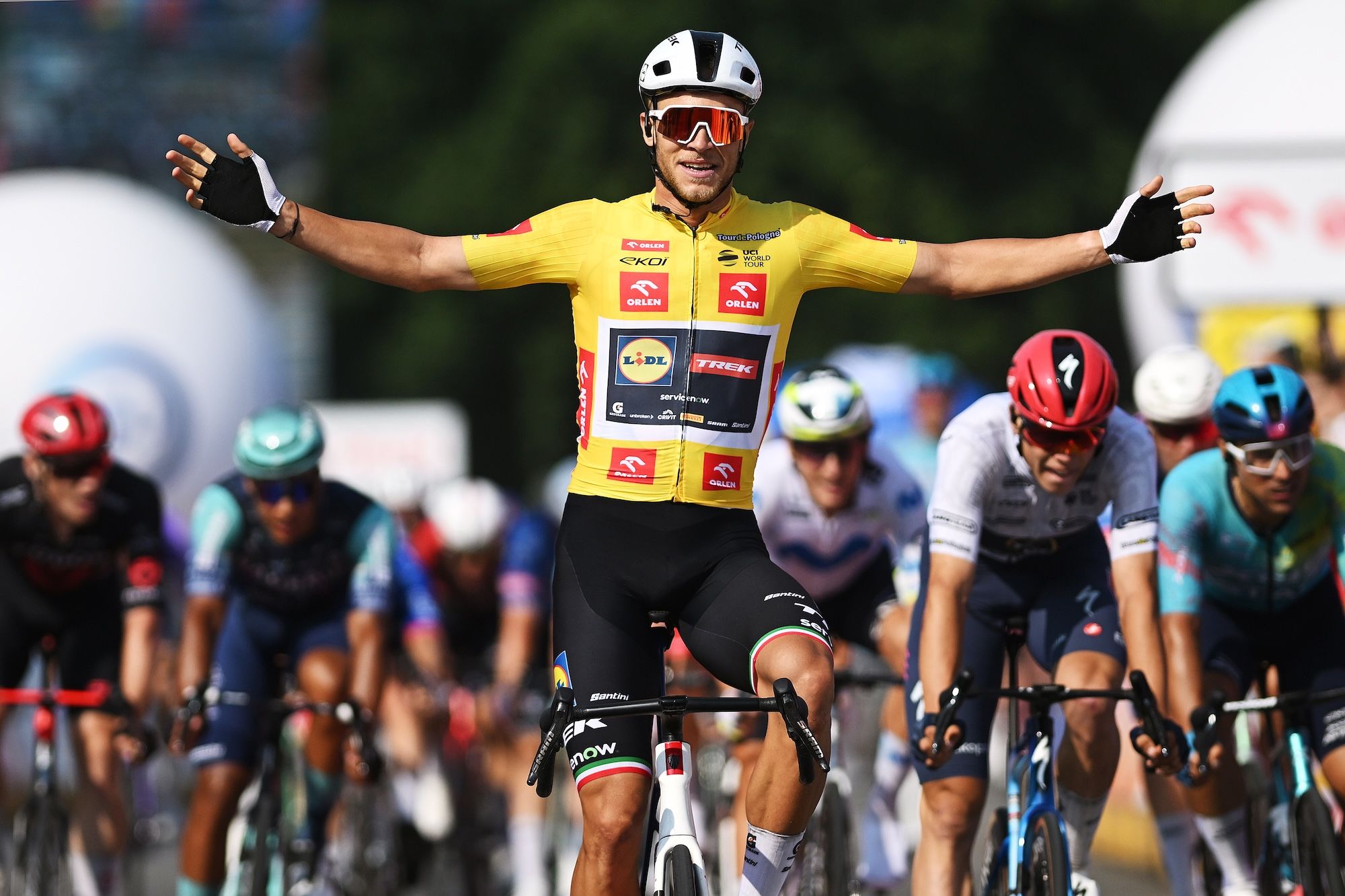 Tour de Pologne: Jonathan Milan wins fast and furious sprint on stage 2