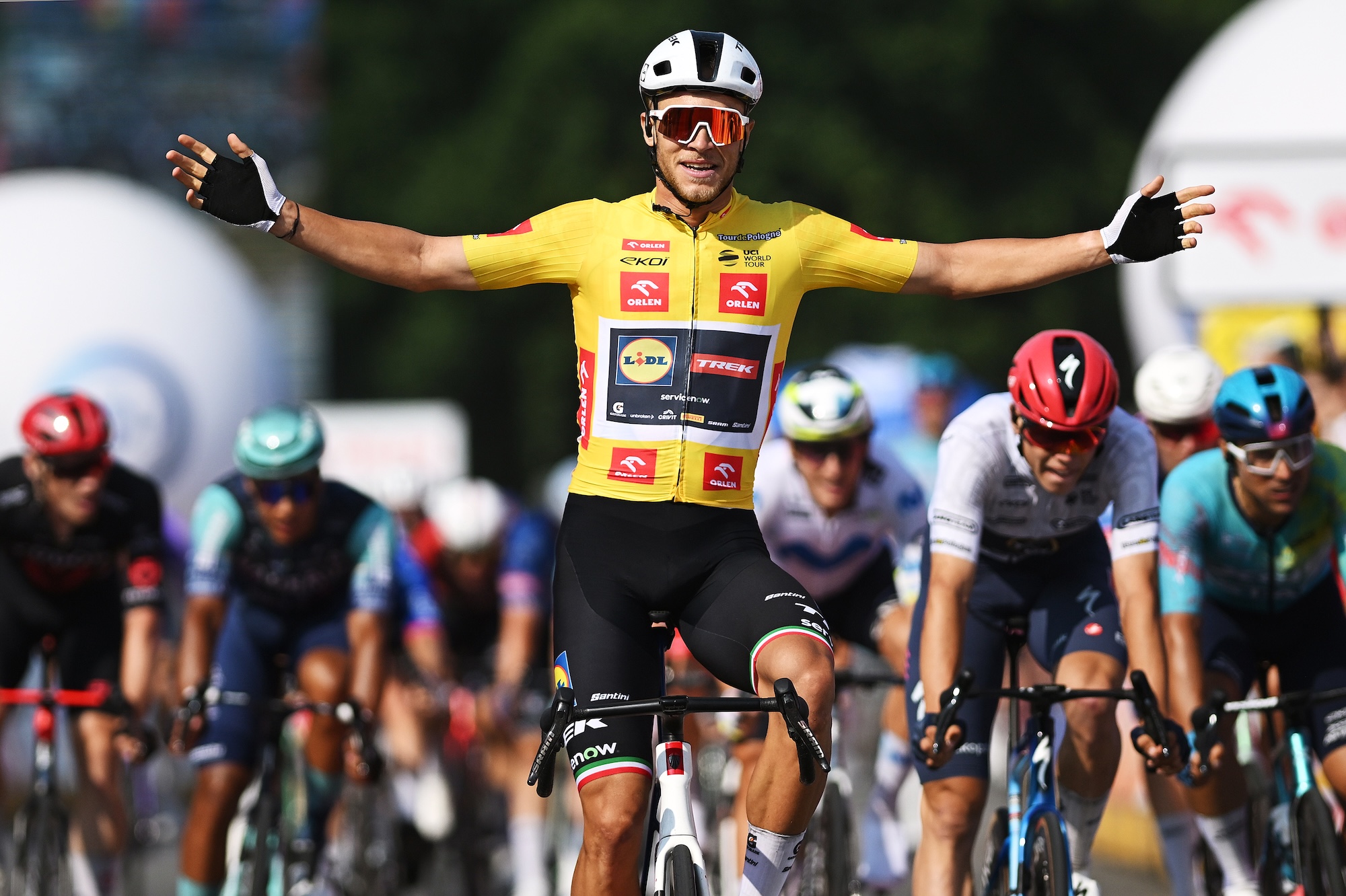 Tour de Pologne: Jonathan Milan wins fast and furious sprint on stage 2