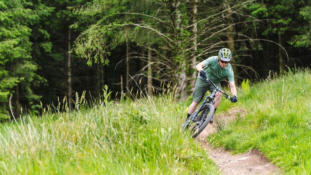 Rich Owen riding the Starling Mini Murmur around a berm