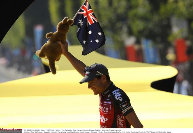 Cadel Evans with a kangaroo waves to the crowd after the 2008 Tour