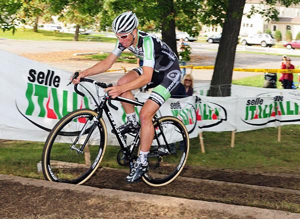 Jeremy Powers (Cyclocrossworld.com-Cannondale) riding up the steps.