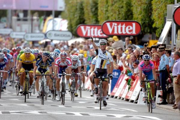Mark Cavendish (HTC-Highroad) celebrates his second win in Chateauroux.