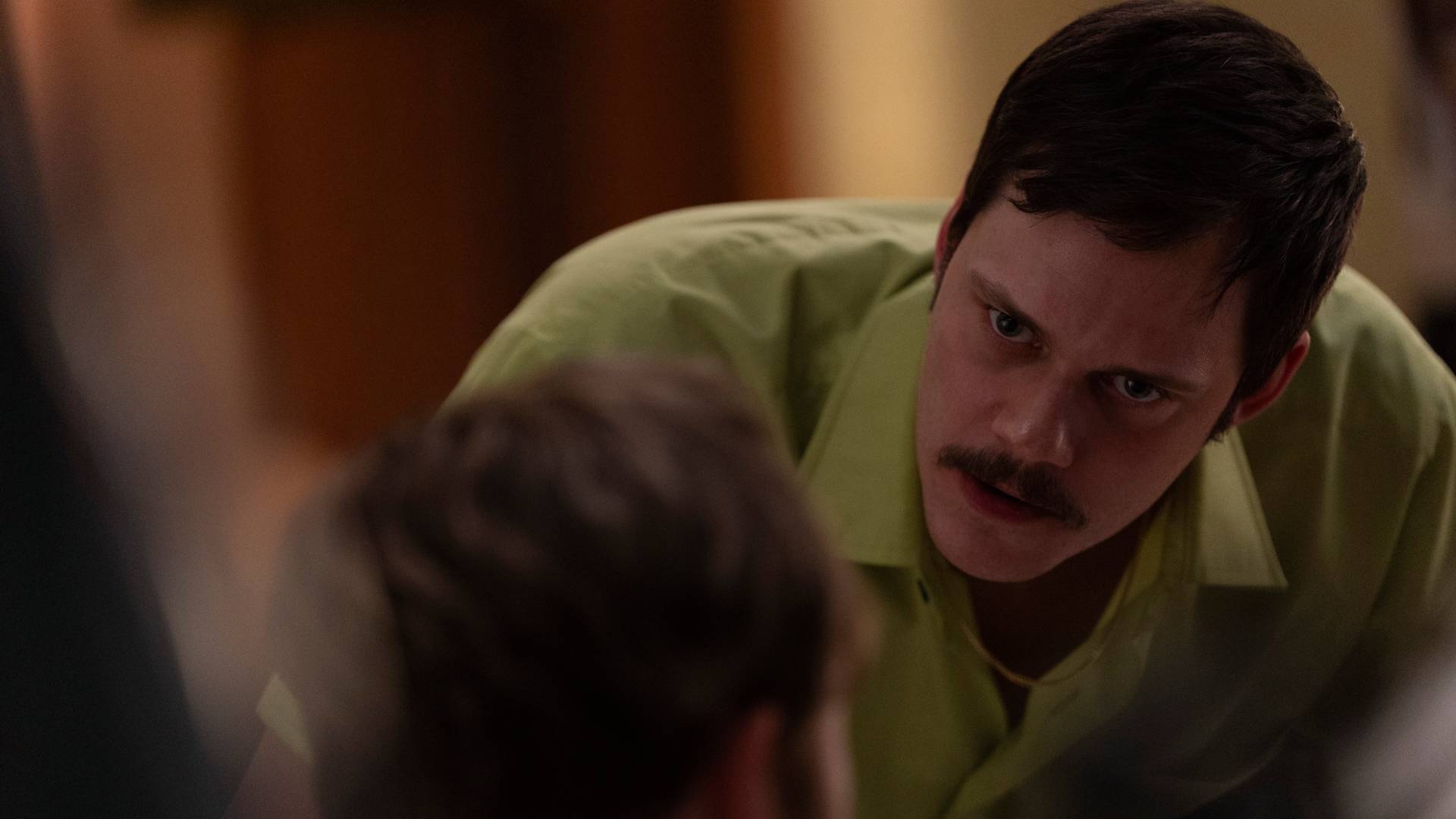 Bill Skarsg&amp;aring;rd as Tony Kiritsis and Dacre Montgomery as Richard Hall in Dead Man's Wire