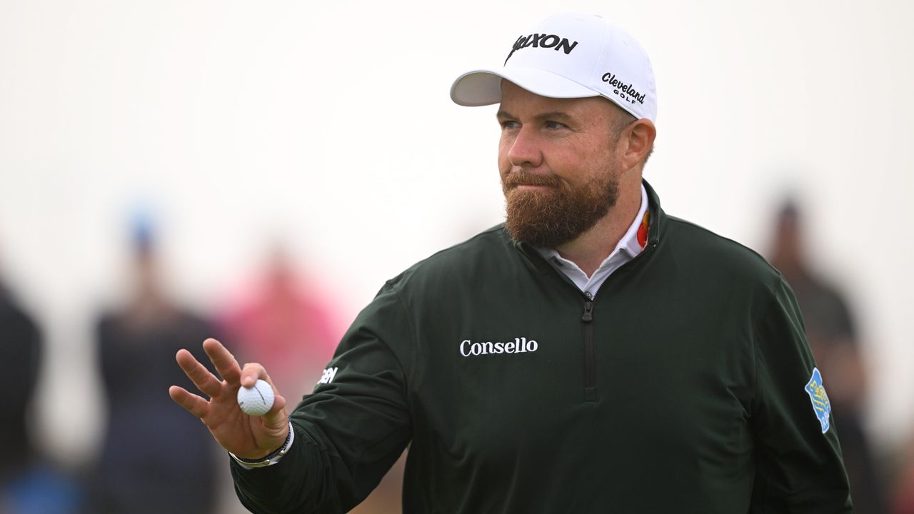 Shane Lowry waves to the crowd