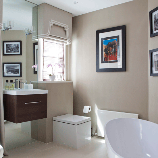 bathroom with bathtub and wall pictures