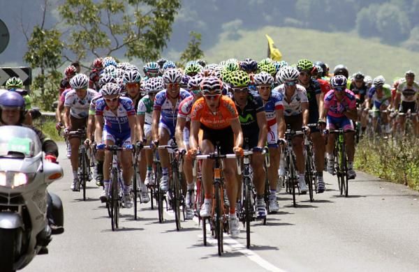 Euskaltel-Euskadi sets the pace in the peloton.