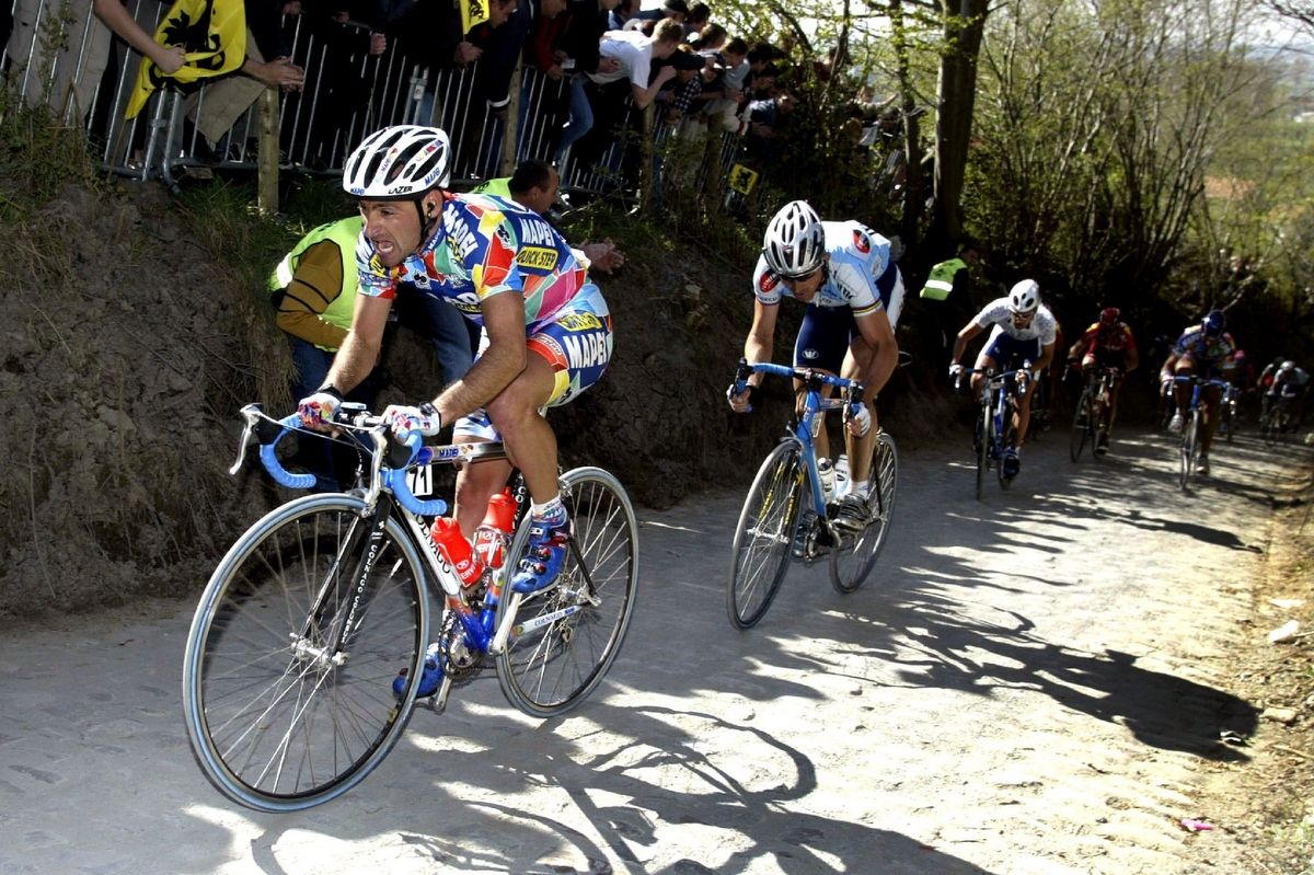 Paolo Bettini riding De Ronde in 2002
