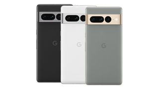 Tre Google Pixel 7 telefoner i sort, hvid og grøn ved siden af hinanden på hvid baggrund.