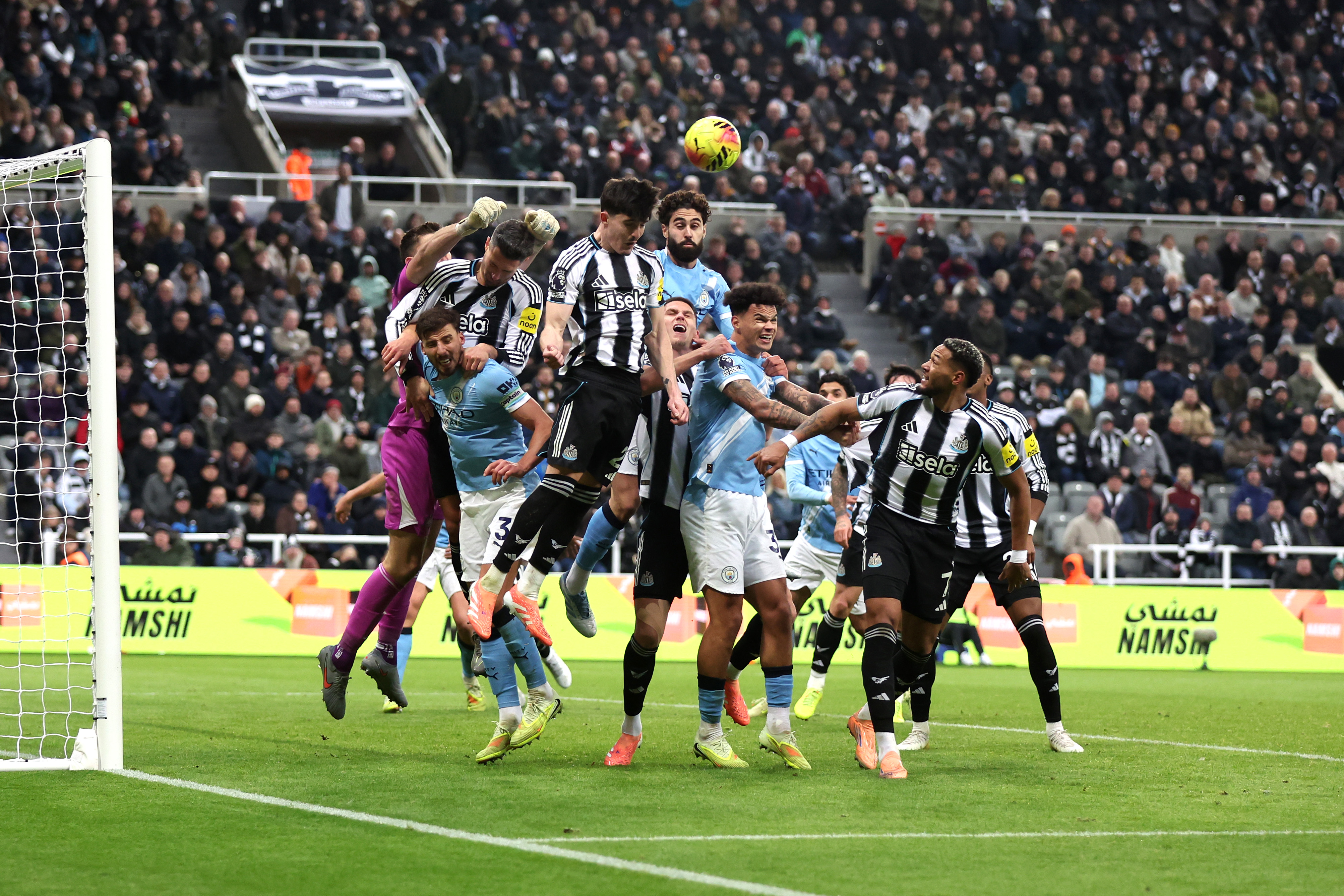 NEWCASTLE UPON TYNE, ENGLAND - NOVEMBER 22: Tino Livramento of Newcastle United competes for a header during the Premier League match between Newcastle United and Manchester City at St James&amp;amp;apos; Park on November 22, 2025 in Newcastle upon Tyne, England. (Photo by George Wood/Getty Images)