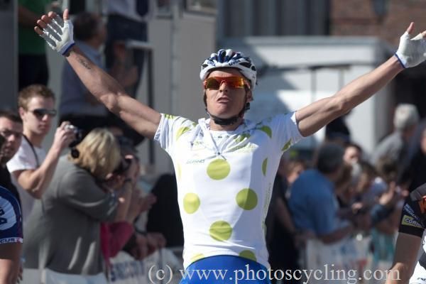 Gianni Meersman (FDJ) lifts his arms in victory