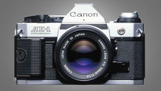 La fotocamera Canon AE-1 su sfondo grigio