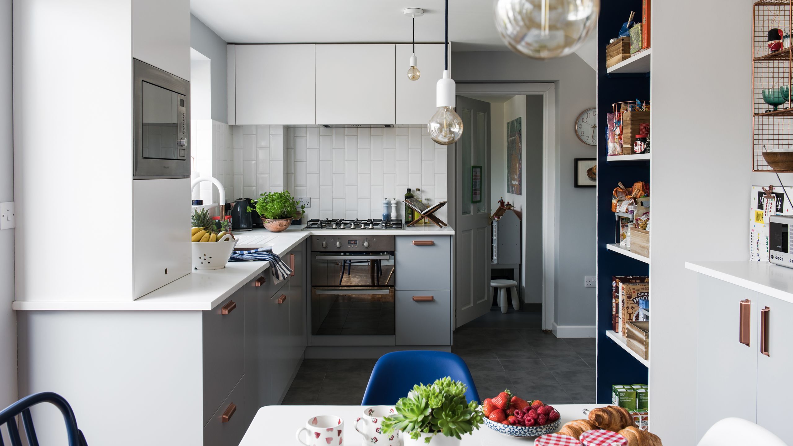 Before and After; An Oxfordshire kitchen goes from dark and cramped to ...