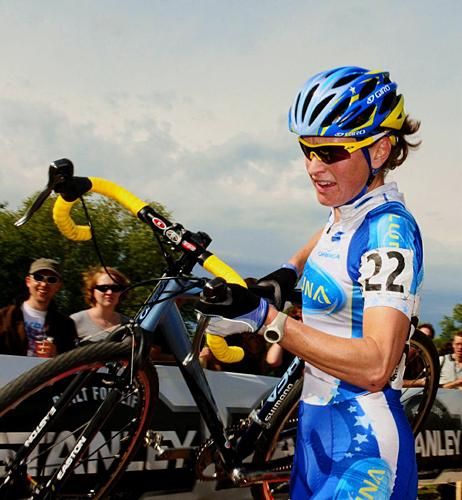 Alison Dunlap (Luna Pro Team) running the barriers.