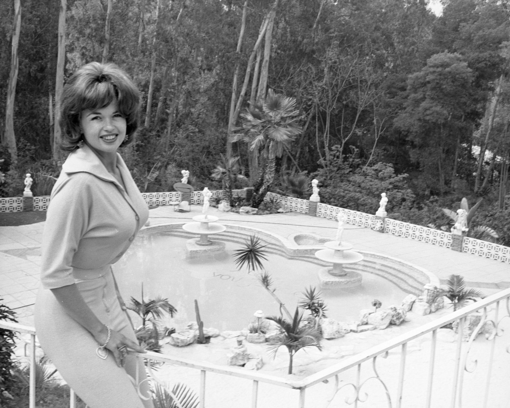 jayne mansfield's heart shaped pool