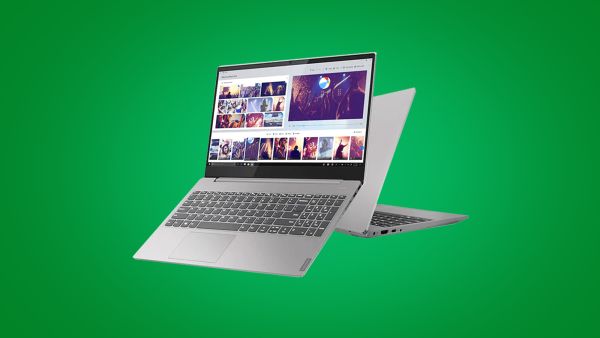 ein Lenovo-Laptop auf grünem Hintergrund