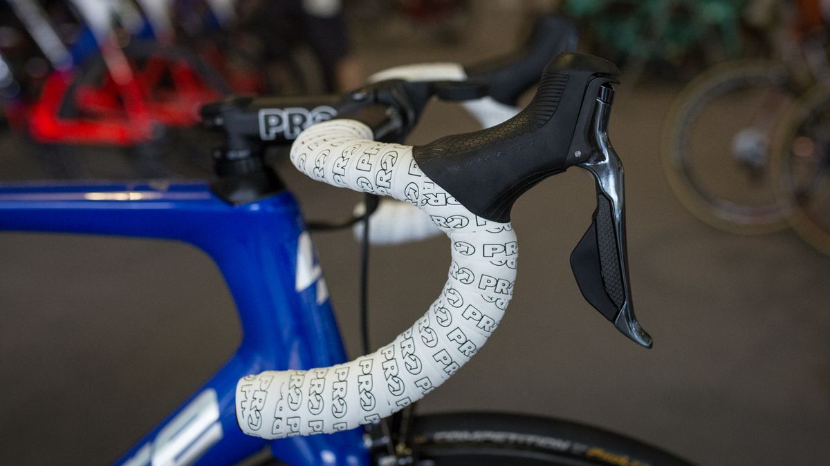 Cimolai chooses to have the tape wrapped tightly together resulting in chunky looking handlebars
