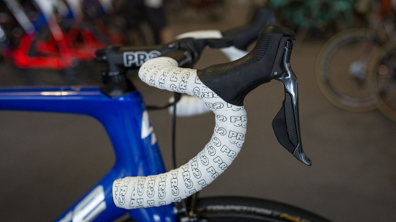 Cimolai chooses to have the tape wrapped tightly together resulting in chunky looking handlebars