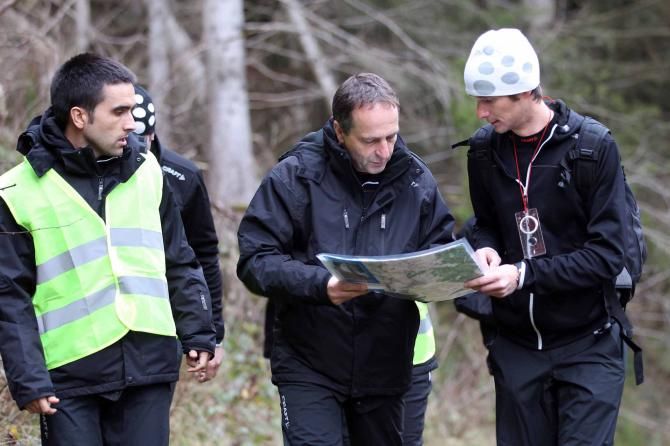 Frank Schleck pores over the map with Philippe Maertens.