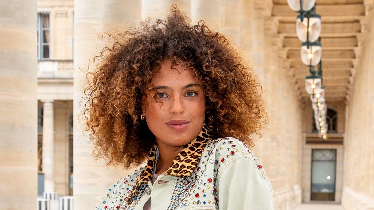 best conditioner for curly hair - woman with dyed natural textured hair wearing a denim jacket with a leopard print collar - Getty images - 1504560518