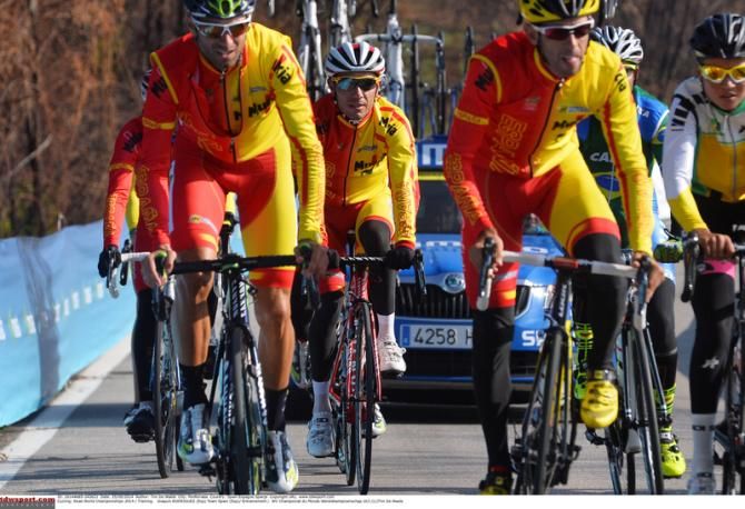 Joaquim Rodr&iacute;guez sitting in the middle of the Spanish national team recce