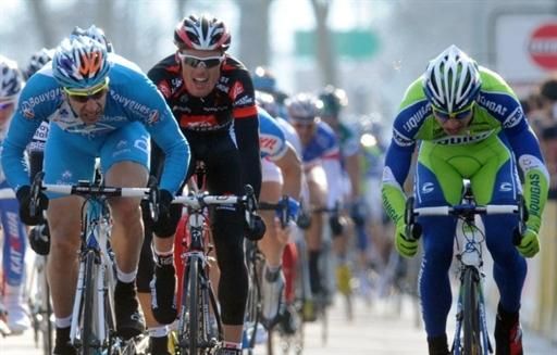 William Bonnet (Bbox Bouygues Telecom), Luis-Leon Sanchez (Caisse d'Epargne) and Peter Sagan (Liquigas) sprint to the line in the closing metres of stage two.
