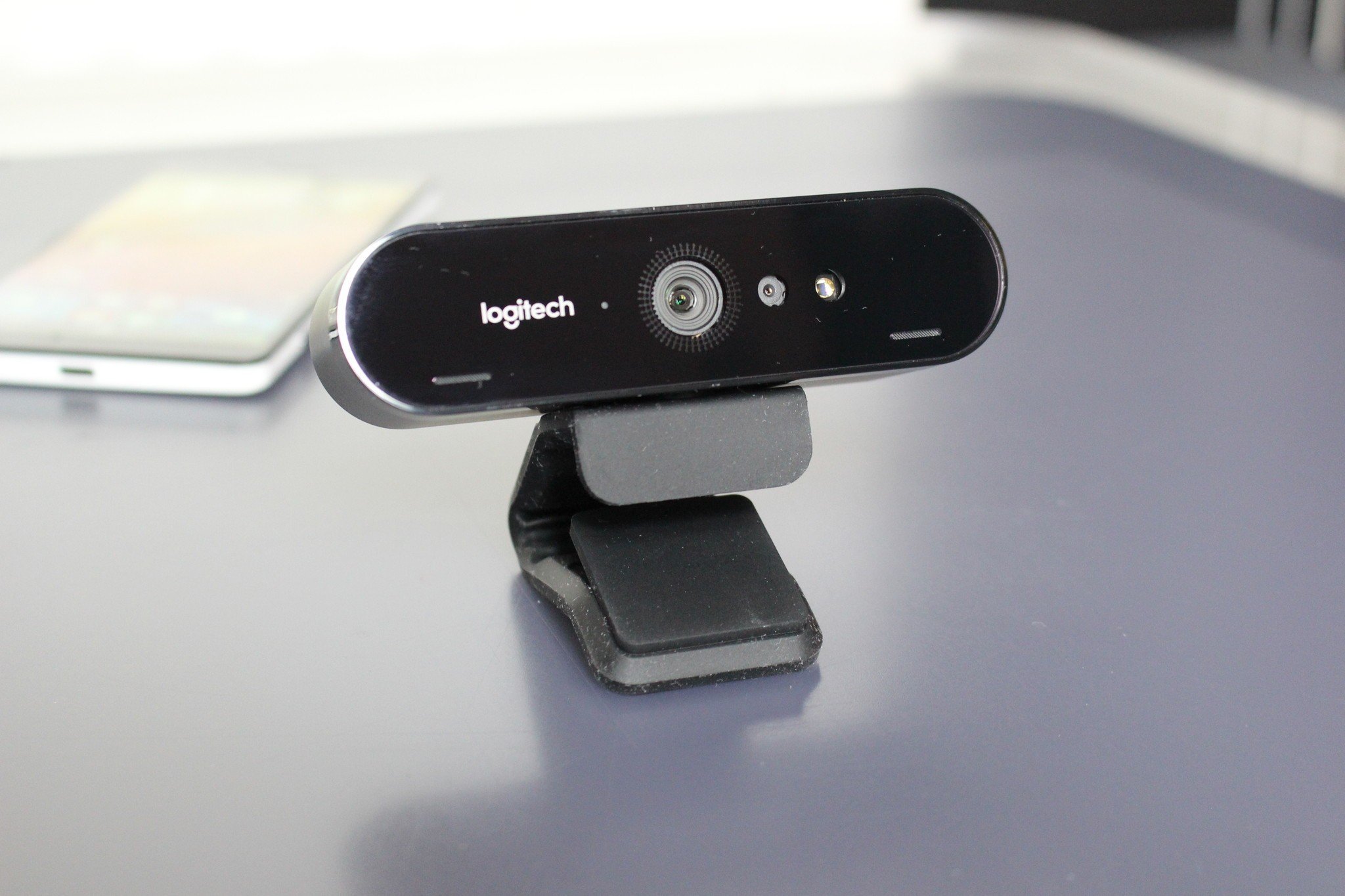 Hello камера. Веб-камера Logitech 4k Brio Pro. Веб камера с Windows hello. Logitech Brio 300. Logitech 960-001105.