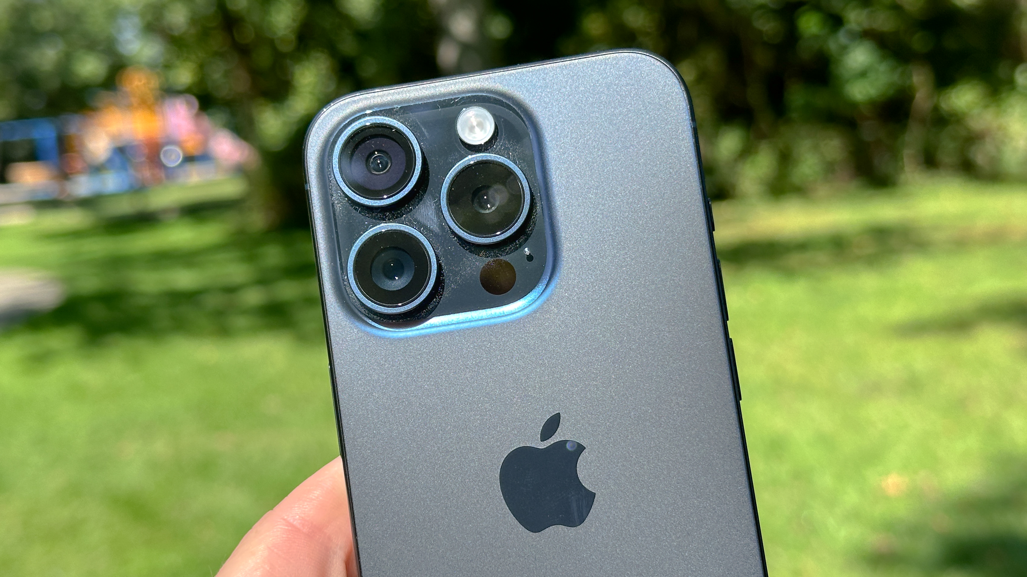 iPhone 15 Pro in der Hand gezeigt