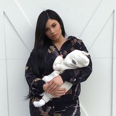 Critics are claiming that Kylie Jenner can't change diapers with her long fingernails