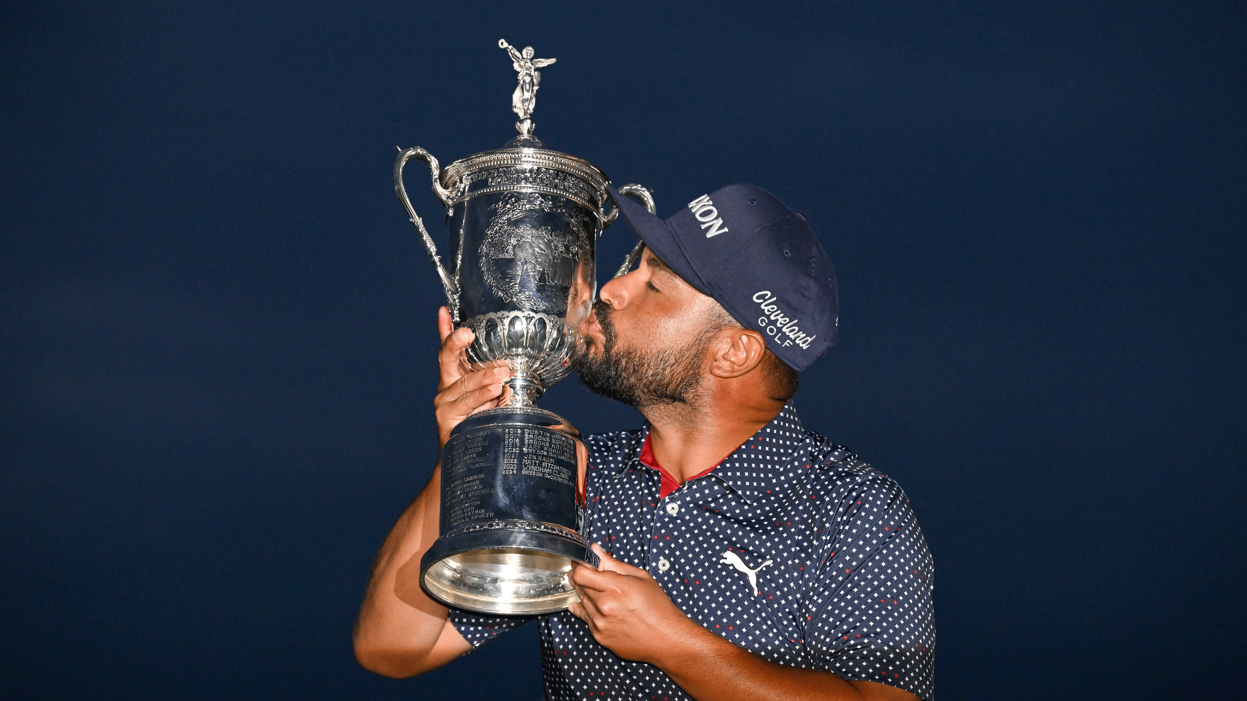 JJ Spaun kisses the US Open trophy following his victory at Oakmont in 2025