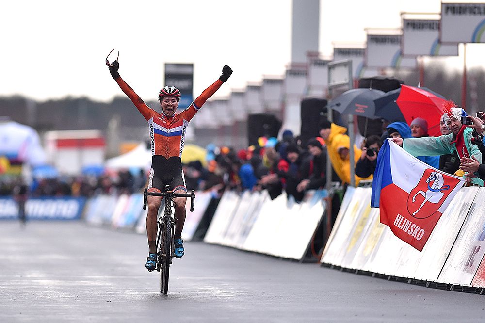 Thalita De Jong (Netherlands) attacks on the last lap to take the elite women's cyclo-cross world title