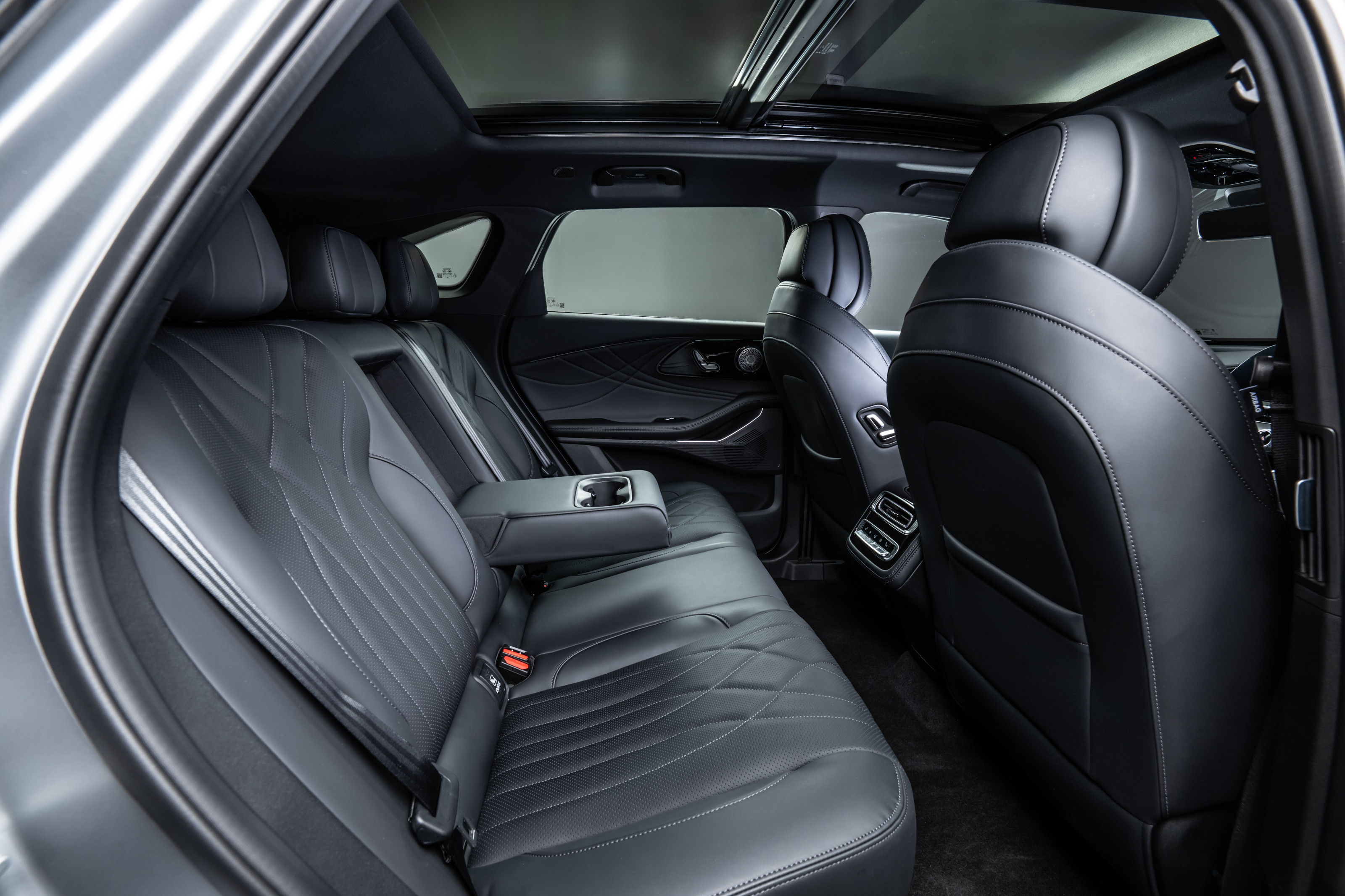 Omoda 9's rear seats also recline electrically